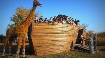 Noé kertje Élménypark, Eger, Noé bárkája elött 100 állat várakozik a belépésre! (thumb) (thumb)